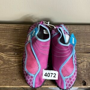 Speed water shoes size 6 Frisian /pink new with tag